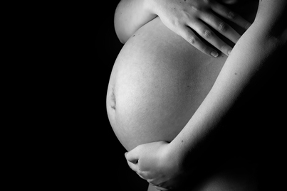 マタニティトリートメント　妊娠している女性の腹部の白黒写真